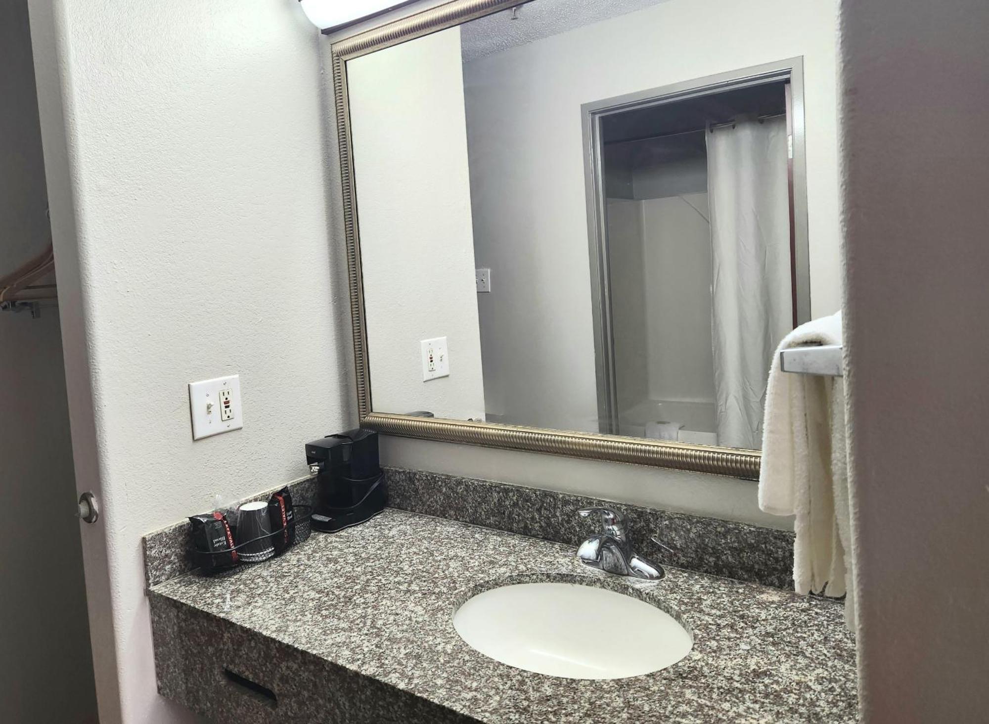 Days Inn By Wyndham Lafayette Scott Екстериор снимка