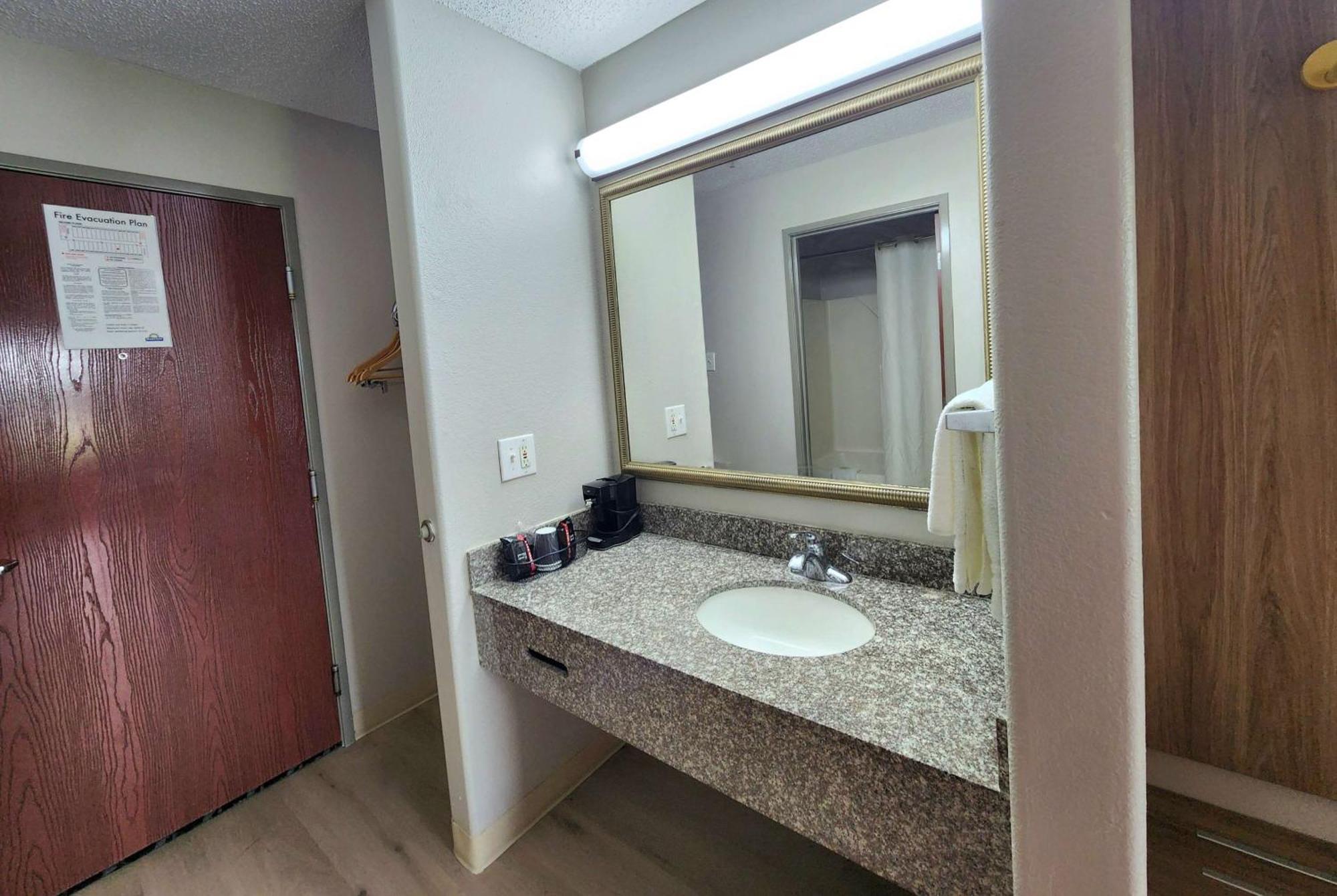 Days Inn By Wyndham Lafayette Scott Екстериор снимка