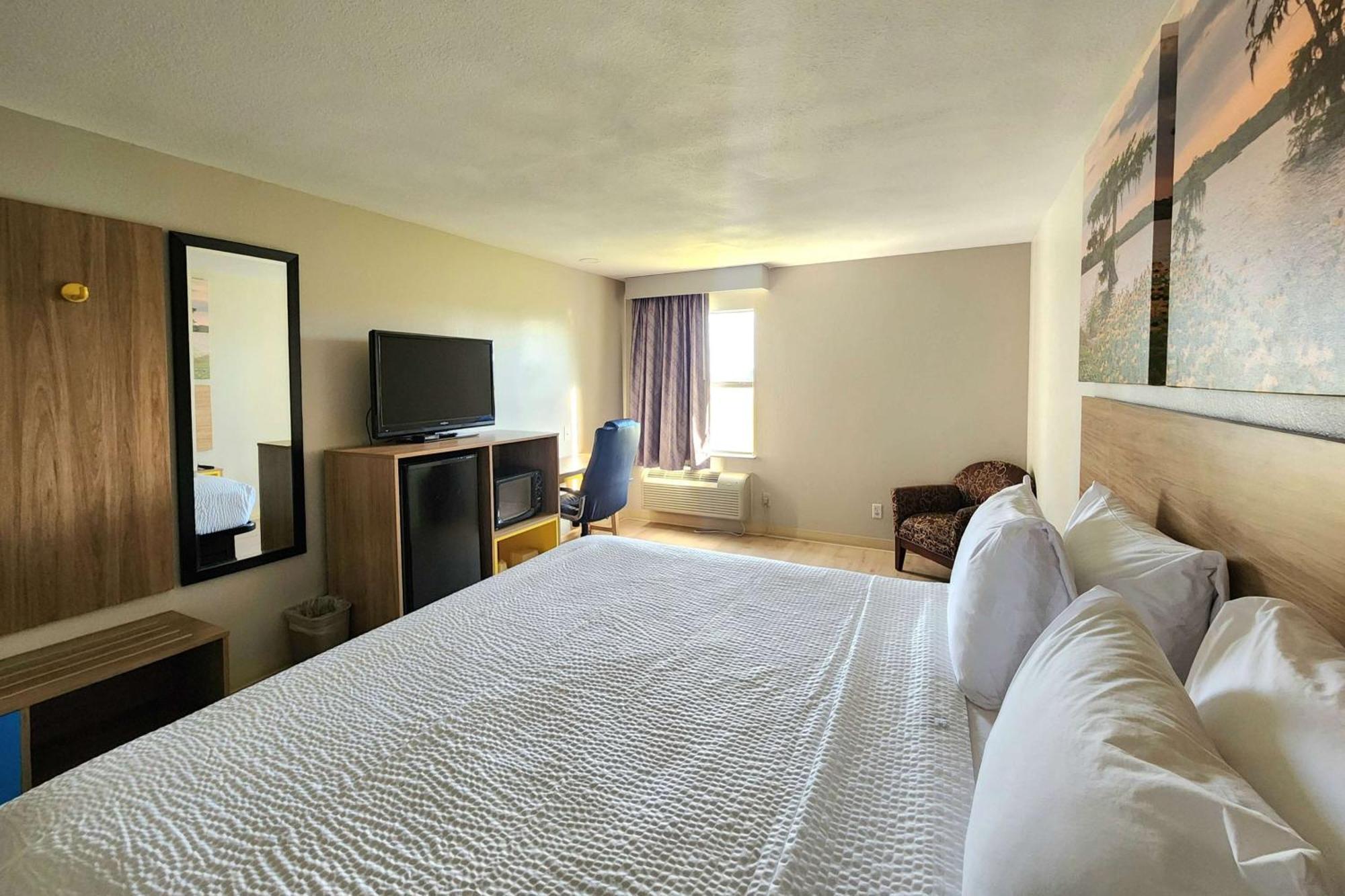 Days Inn By Wyndham Lafayette Scott Екстериор снимка