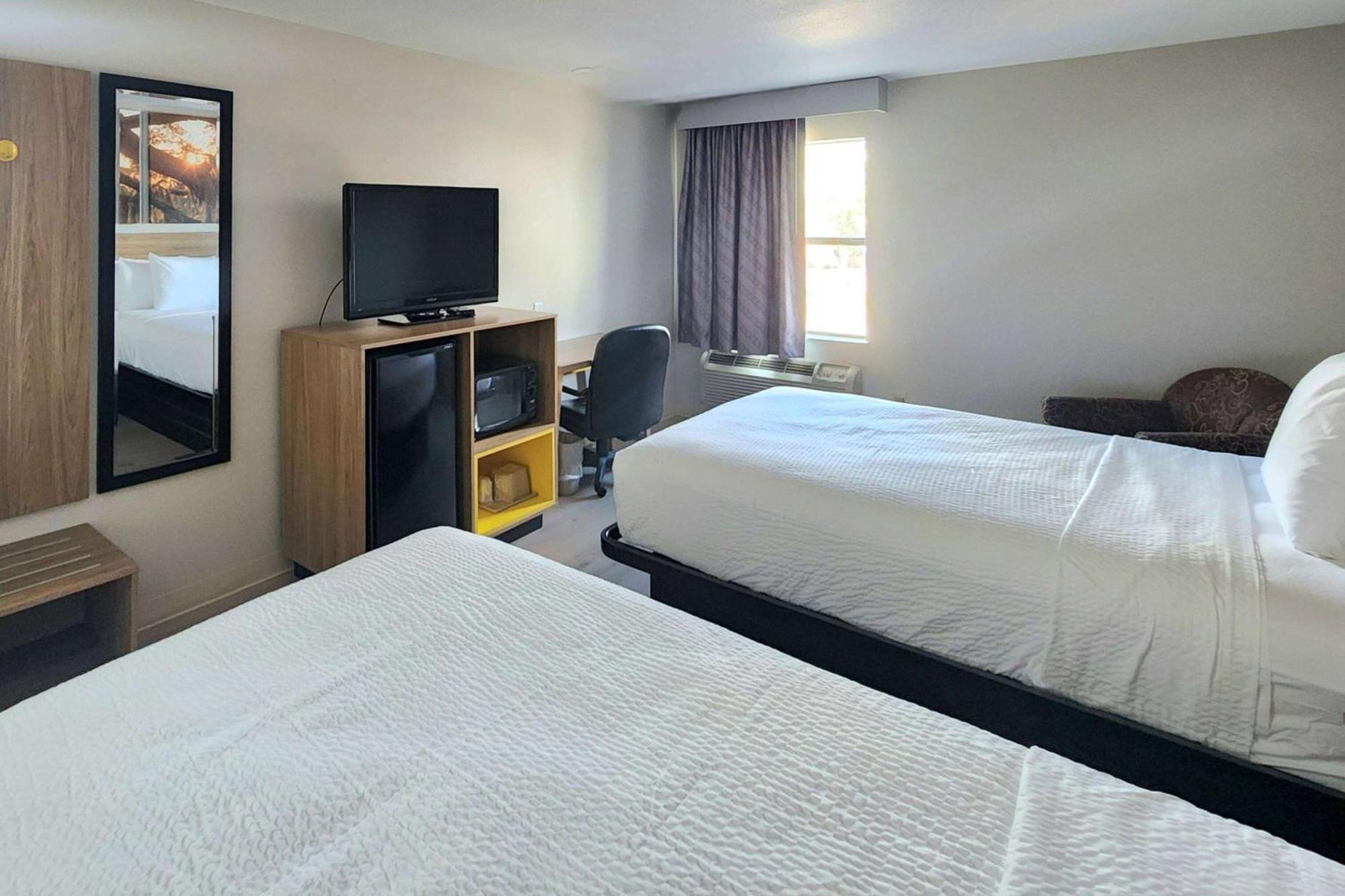 Days Inn By Wyndham Lafayette Scott Екстериор снимка