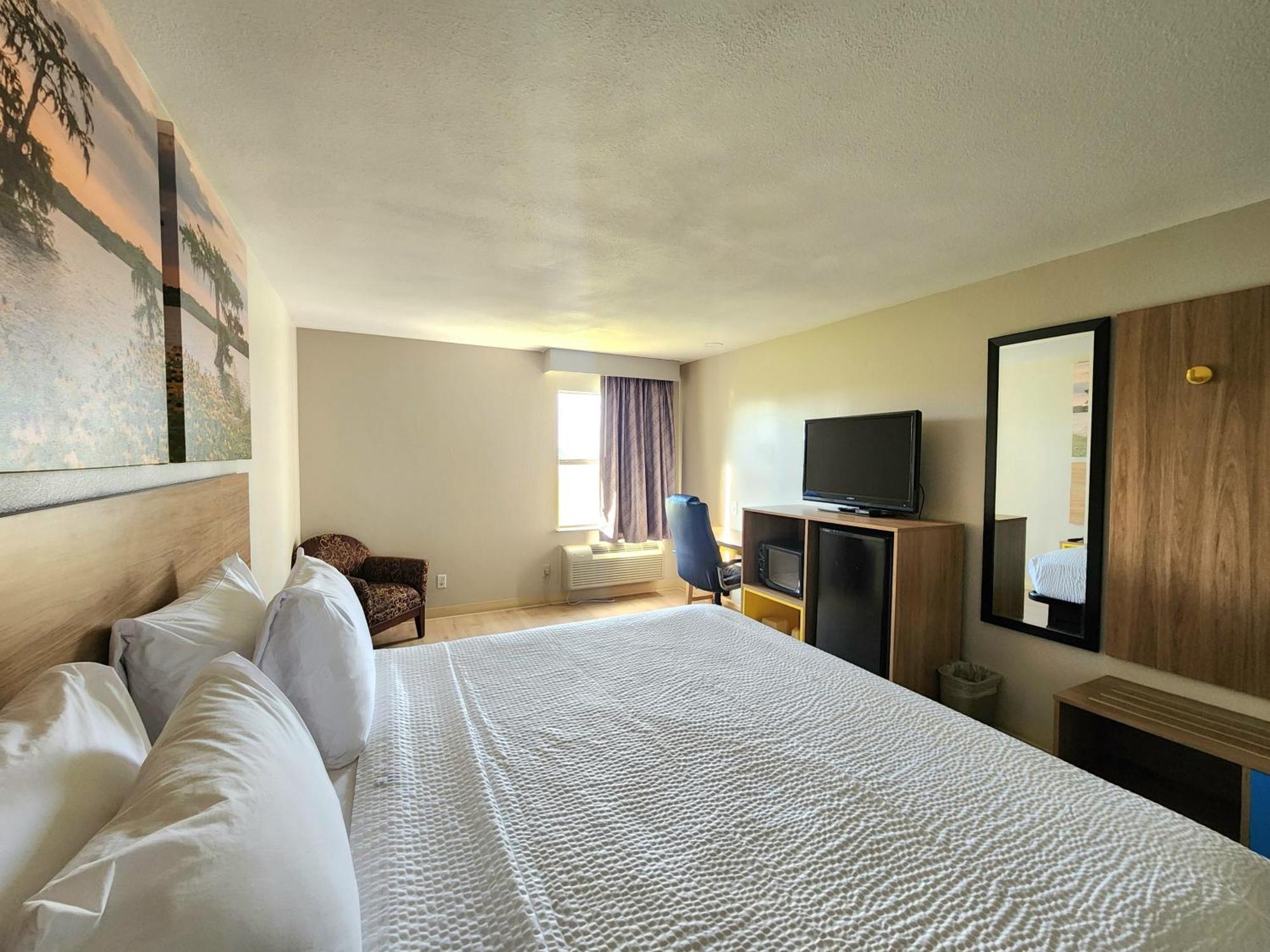 Days Inn By Wyndham Lafayette Scott Екстериор снимка