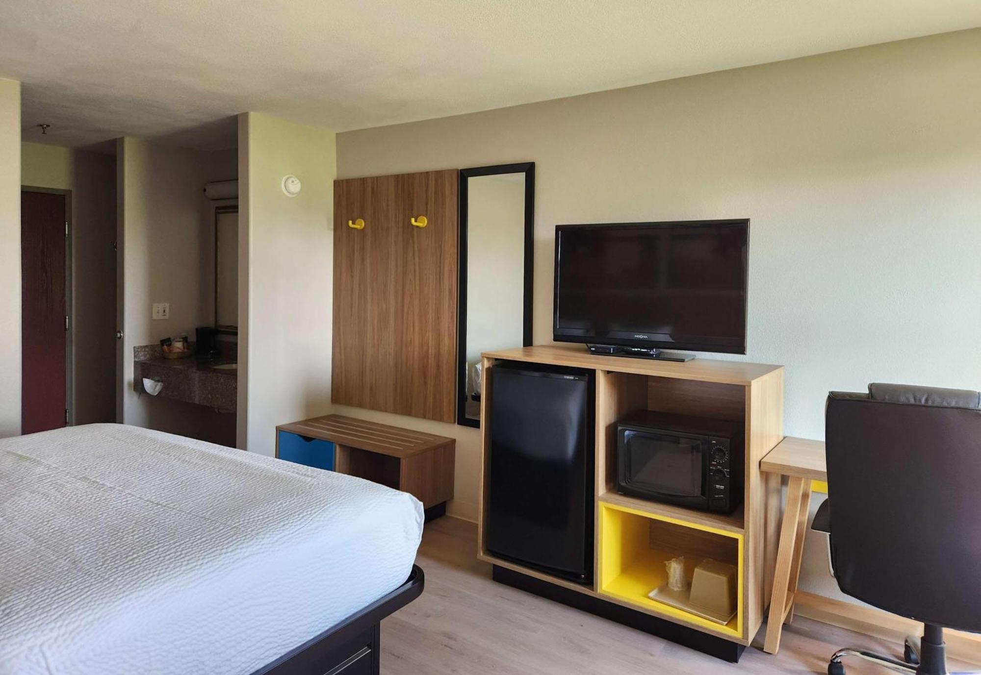 Days Inn By Wyndham Lafayette Scott Екстериор снимка
